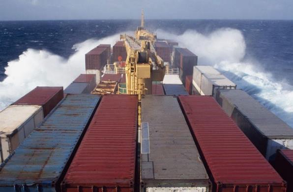 散貨船穿梭于上海港口，成為了城市經(jīng)濟(jì)發(fā)展的重要推動(dòng)力