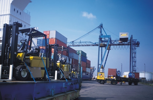 滾裝船貨代發(fā)展既受到市場(chǎng)需求的推動(dòng)，也受到科技進(jìn)步的促進(jìn)