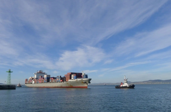 散貨船海運(yùn)是一種重要的海洋運(yùn)輸方式，承載著世界各地的貿(mào)易